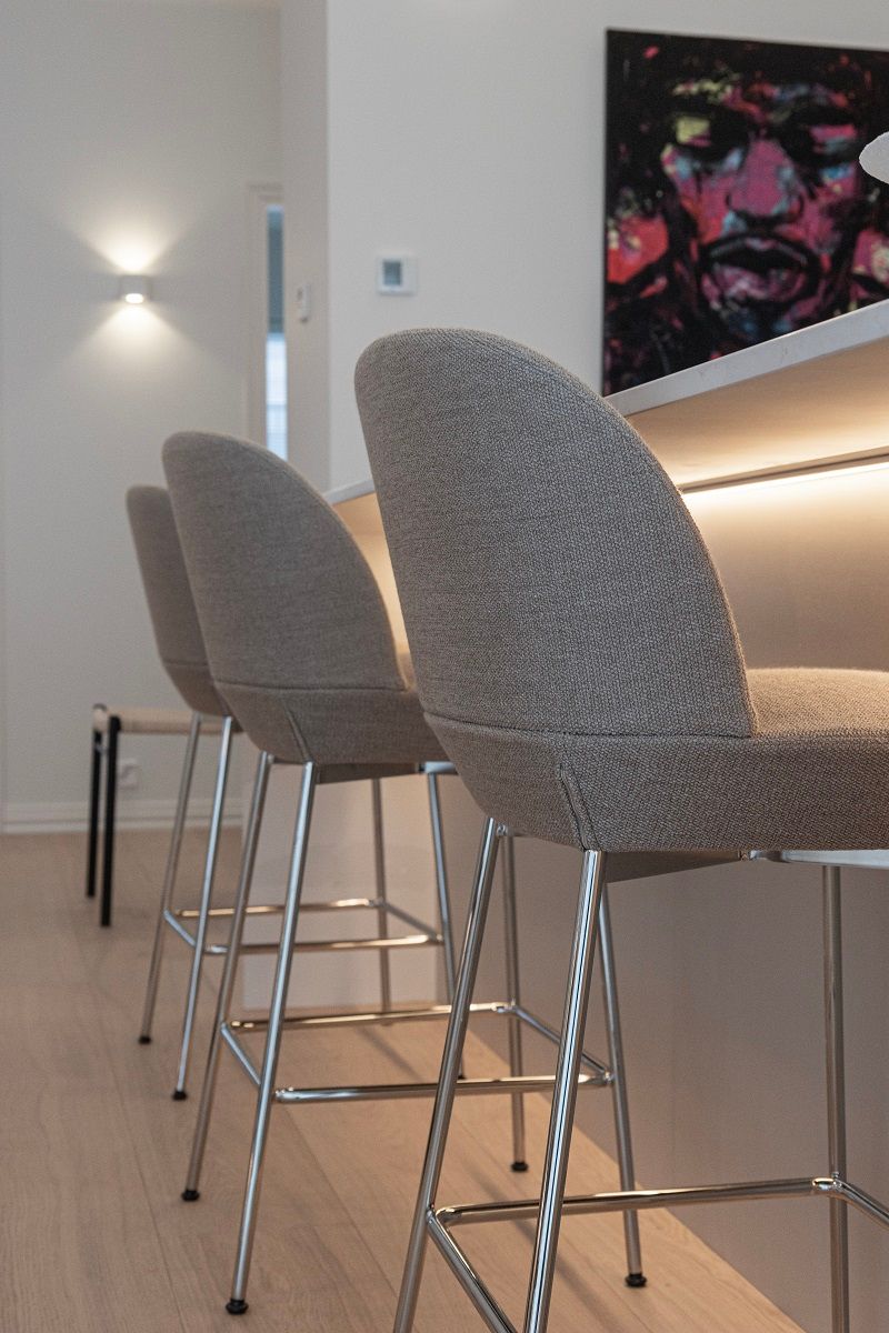 Striscia led sotto il livello dell'isola della cucina.